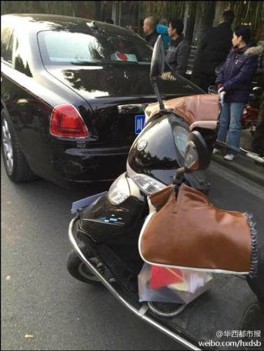 男子騎電瓶車(chē)撞凹勞斯萊斯