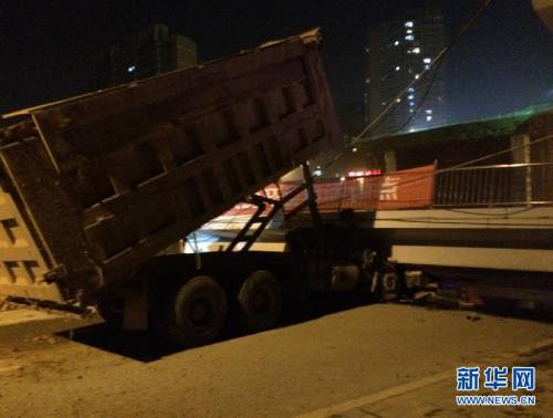 長沙一座人行天橋垮塌 有車被壓橋底 長沙一座人行天橋垮塌 有車被壓橋底