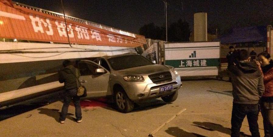 長沙一座人行天橋垮塌 有車被壓橋底 長沙一座人行天橋垮塌 有車被壓橋底