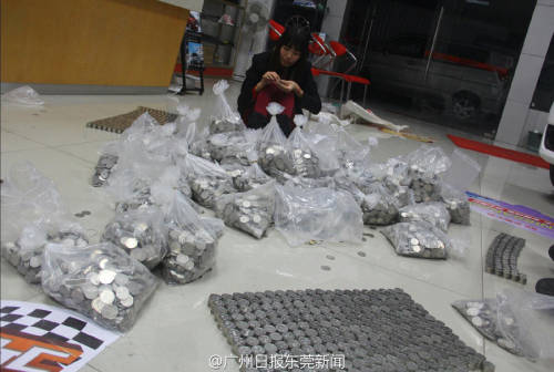 男子提半噸硬幣買(mǎi)車(chē) 工作人員數(shù)到手軟
