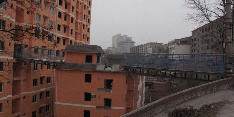 陜西現(xiàn)奇葩天橋 跨6樓頂穿8樓墻 陜西現(xiàn)奇葩天橋 跨6樓頂穿8樓墻