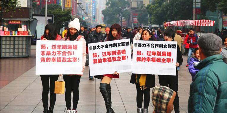 上海女青年舉牌抗拒逼婚 上海女青年舉牌抗拒逼婚