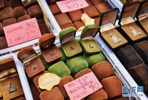 曼谷街頭的護(hù)身符市場 曼谷街頭的護(hù)身符市場