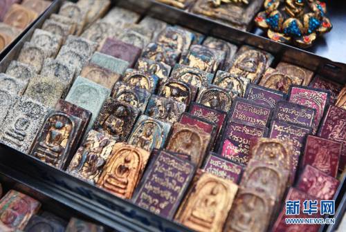 曼谷街頭的護(hù)身符市場 曼谷街頭的護(hù)身符市場