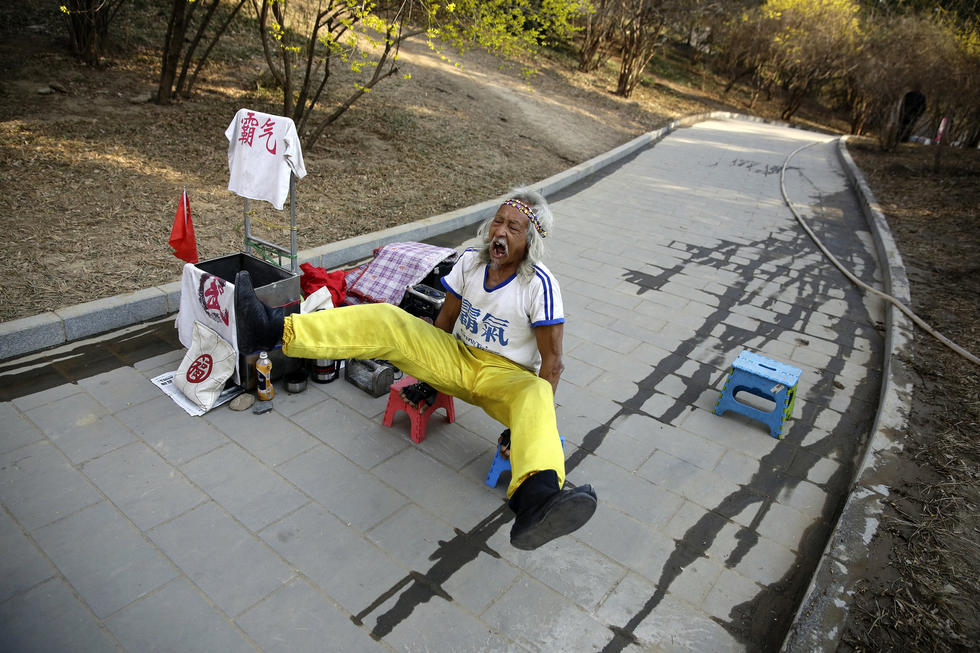 北京80歲“霸氣”老人公園秀功夫 北京80歲“霸氣”老人公園秀功夫