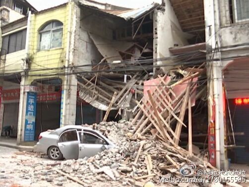 廣東一女司機(jī)逆行開(kāi)車撞塌小樓 廣東一女司機(jī)逆行開(kāi)車撞塌小樓