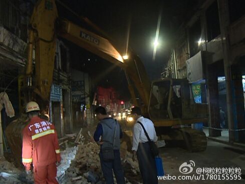 廣東一女司機(jī)逆行開(kāi)車撞塌小樓 廣東一女司機(jī)逆行開(kāi)車撞塌小樓