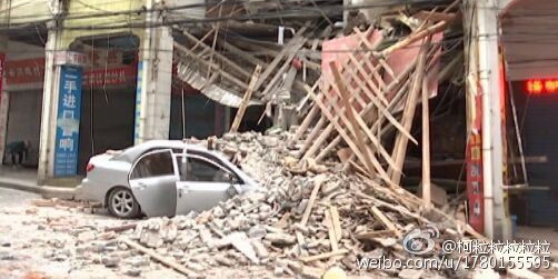 廣東一女司機(jī)逆行開(kāi)車撞塌小樓 廣東一女司機(jī)逆行開(kāi)車撞塌小樓