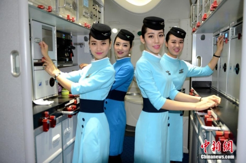 廈航空乘全面換裝 新制服凸顯國際范 廈航空乘全面換裝 新制服凸顯國際范