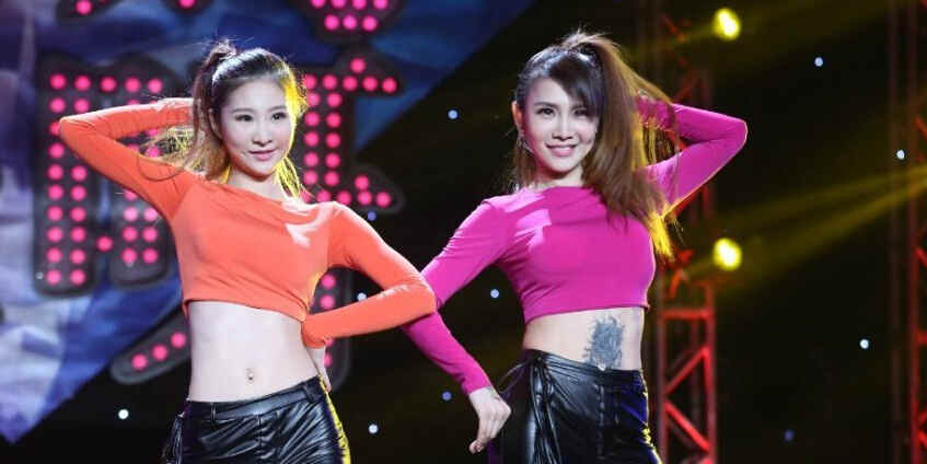 40歲媽媽與18歲女兒跳熱舞似雙胞胎 40歲媽媽與18歲女兒跳熱舞似雙胞胎