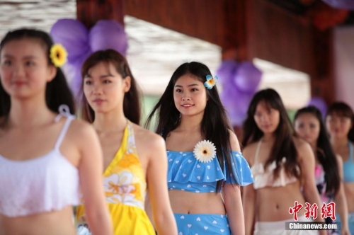 學(xué)生參加?；ㄐ２荽筚?穿比基尼秀身材