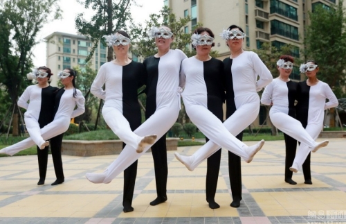 河南大媽自編“錯(cuò)覺廣場舞”