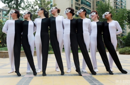 河南大媽自編“錯(cuò)覺廣場舞”