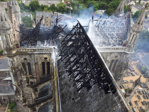 法國(guó)19世紀(jì)教堂失火 頂部燒毀 法國(guó)19世紀(jì)教堂失火 頂部燒毀