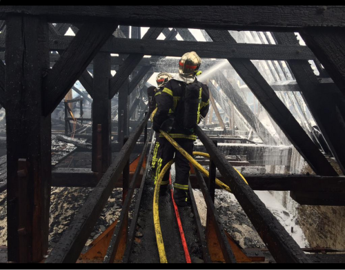 法國(guó)19世紀(jì)教堂失火 頂部燒毀 法國(guó)19世紀(jì)教堂失火 頂部燒毀