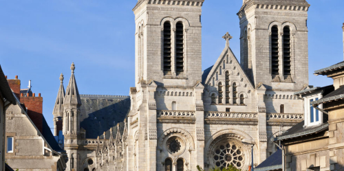 法國(guó)19世紀(jì)教堂失火 頂部燒毀 法國(guó)19世紀(jì)教堂失火 頂部燒毀