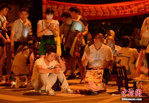 長(zhǎng)沙家長(zhǎng)為孩子讀高中通宵排隊(duì) 長(zhǎng)沙家長(zhǎng)為孩子讀高中通宵排隊(duì)