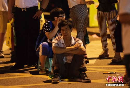 長(zhǎng)沙家長(zhǎng)為孩子讀高中通宵排隊(duì) 長(zhǎng)沙家長(zhǎng)為孩子讀高中通宵排隊(duì)