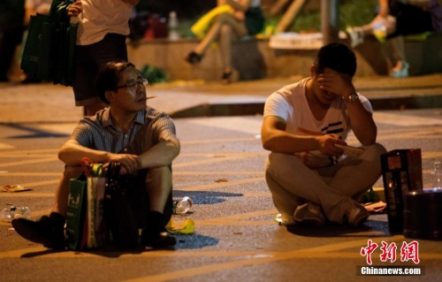 長(zhǎng)沙家長(zhǎng)為孩子讀高中通宵排隊(duì) 長(zhǎng)沙家長(zhǎng)為孩子讀高中通宵排隊(duì)