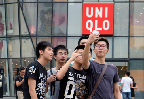 北京市民三里屯優(yōu)衣庫扎堆拍照 北京市民三里屯優(yōu)衣庫扎堆拍照