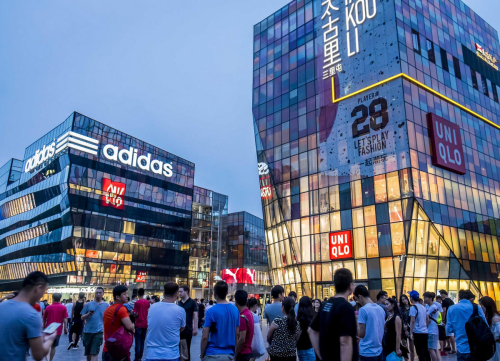 北京市民三里屯優(yōu)衣庫扎堆拍照 北京市民三里屯優(yōu)衣庫扎堆拍照