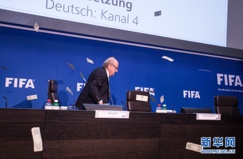 布拉特發(fā)布會遭美元砸臉