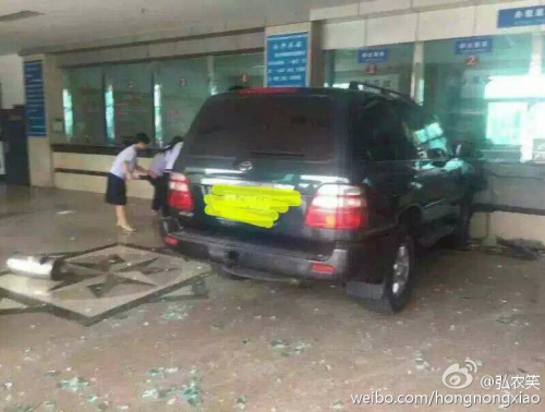 河南一越野車開進(jìn)國稅局大廳 河南一越野車開進(jìn)國稅局大廳