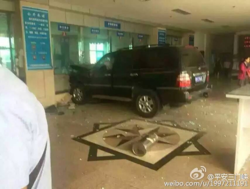 河南一越野車開進(jìn)國稅局大廳 河南一越野車開進(jìn)國稅局大廳