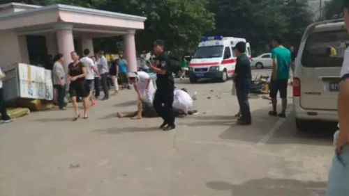 河南一越野車開進(jìn)國稅局大廳 河南一越野車開進(jìn)國稅局大廳