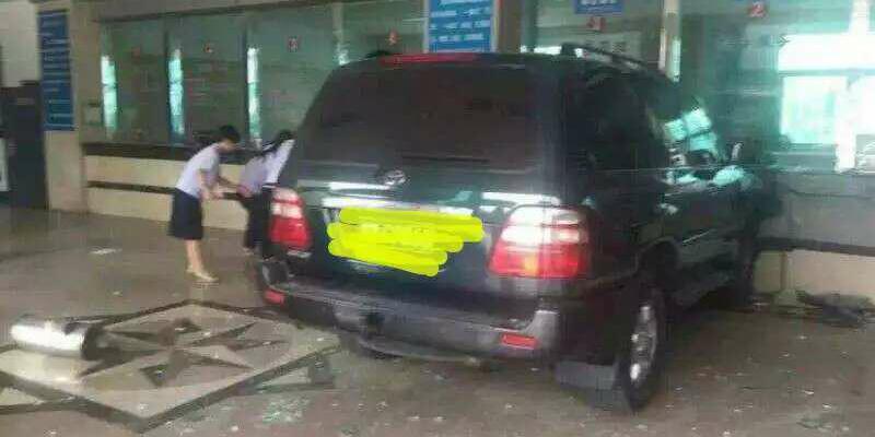 河南一越野車開進(jìn)國稅局大廳 河南一越野車開進(jìn)國稅局大廳