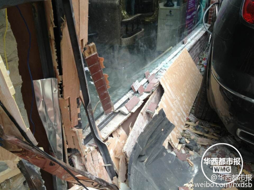 油門當剎車 越野車差點沖進理發(fā)店