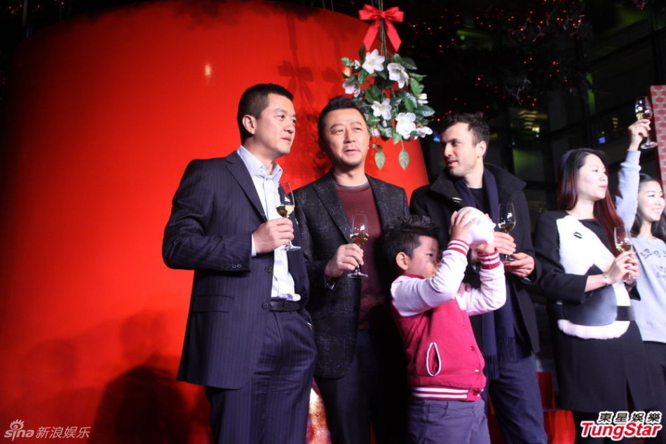 李亞鵬、郭濤父子相活動