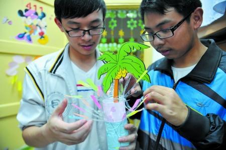 男生正把廢舊物做成裝飾品，裝扮女生寢室