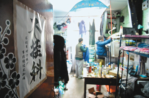 寢室門上的招貼表達(dá)了學(xué)生們的愿望，其實不逃課、少逃課才是不掛科的保證