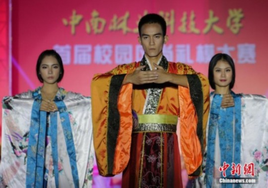 ?;ㄐ2萃_示范中華禮儀 展現(xiàn)漢服風采 校花校草同臺示范中華禮儀 展現(xiàn)漢服風采