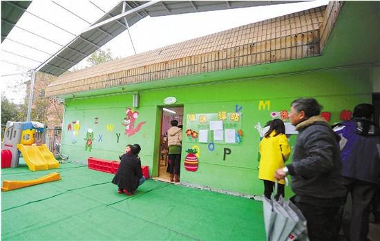 因?yàn)榕卵b修后的氣味影響孩子的健康，包括小葉在內(nèi)，很多家長(zhǎng)找到園方，要求換教室.
