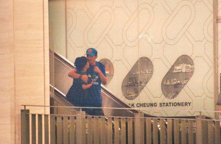 林憶蓮與小男友逛街吃飯，當(dāng)街摟抱親熱熱情如火。