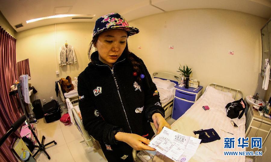 赴韓整形失敗者陳怡麗向記者展示醫(yī)療事故鑒定（4月8日攝）。