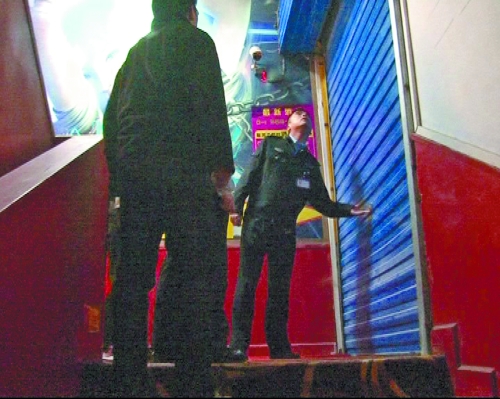 民警趕到時,動漫城已提前關(guān)門 民警趕到時,動漫城已提前關(guān)門