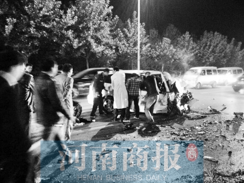 慘劇現(xiàn)場，眾人紛紛上前施救，有人拉住變形的車門，為傷者爭取救援時間