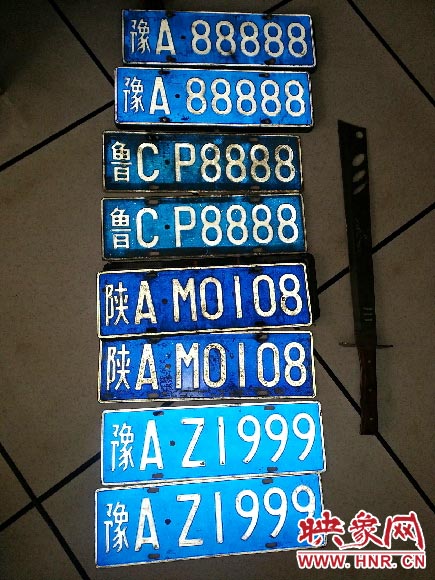 焦作警方下哦那個(gè)一輛奔馳車后備箱內(nèi)查出四套車牌.jpg 焦作警方下哦那個(gè)一輛奔馳車后備箱內(nèi)查出四套車牌.jpg