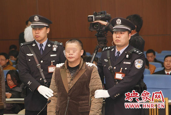 被告人被法警帶上法庭時(shí)，身上沒(méi)有戒具，也沒(méi)有剃光頭。（圖片來(lái)源于微博@豫法陽(yáng)光）