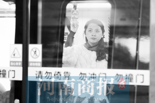 首個上班高峰，地鐵乘客以年輕的上班族為主