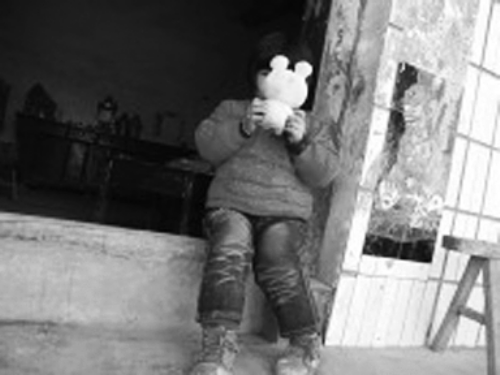 對自己的怪病，依依懵然無知。