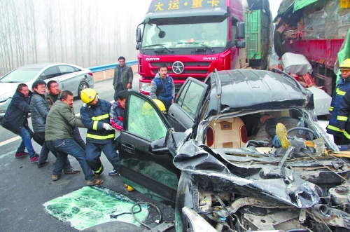 現(xiàn)場(chǎng)慘不忍睹，眾人合力施救。