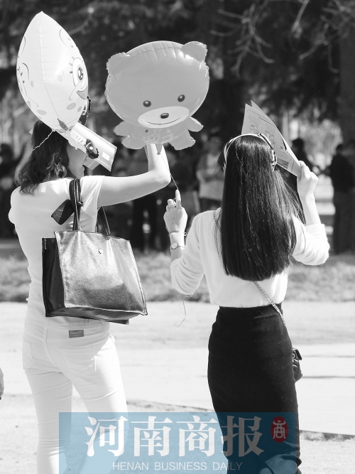 昨天高溫，有人穿上了短袖 記者 鄧萬里/攝