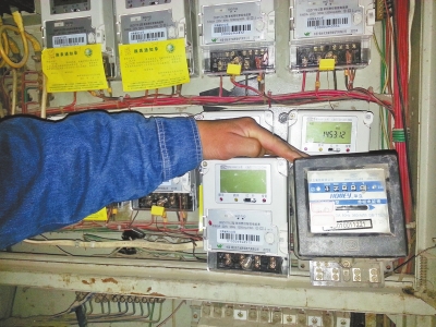 　跟智能電表（左）相比，老式機(jī)械電表（右）就像個(gè)“老古董”。