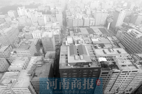 陳寨密密麻麻的出租房,或許將成為歷史 鄧萬(wàn)里/攝 陳寨密密麻麻的出租房,或許將成為歷史 鄧萬(wàn)里/攝