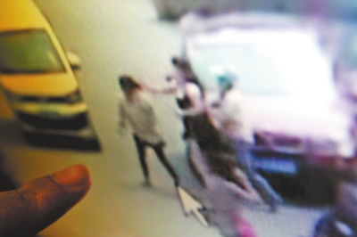 寶馬女因停車費(fèi)糾紛毆打6旬老人 事后發(fā)毒誓稱沒(méi)打人