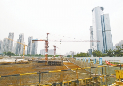 中州大道與金水東路東北角，正在建一座大型停車場。